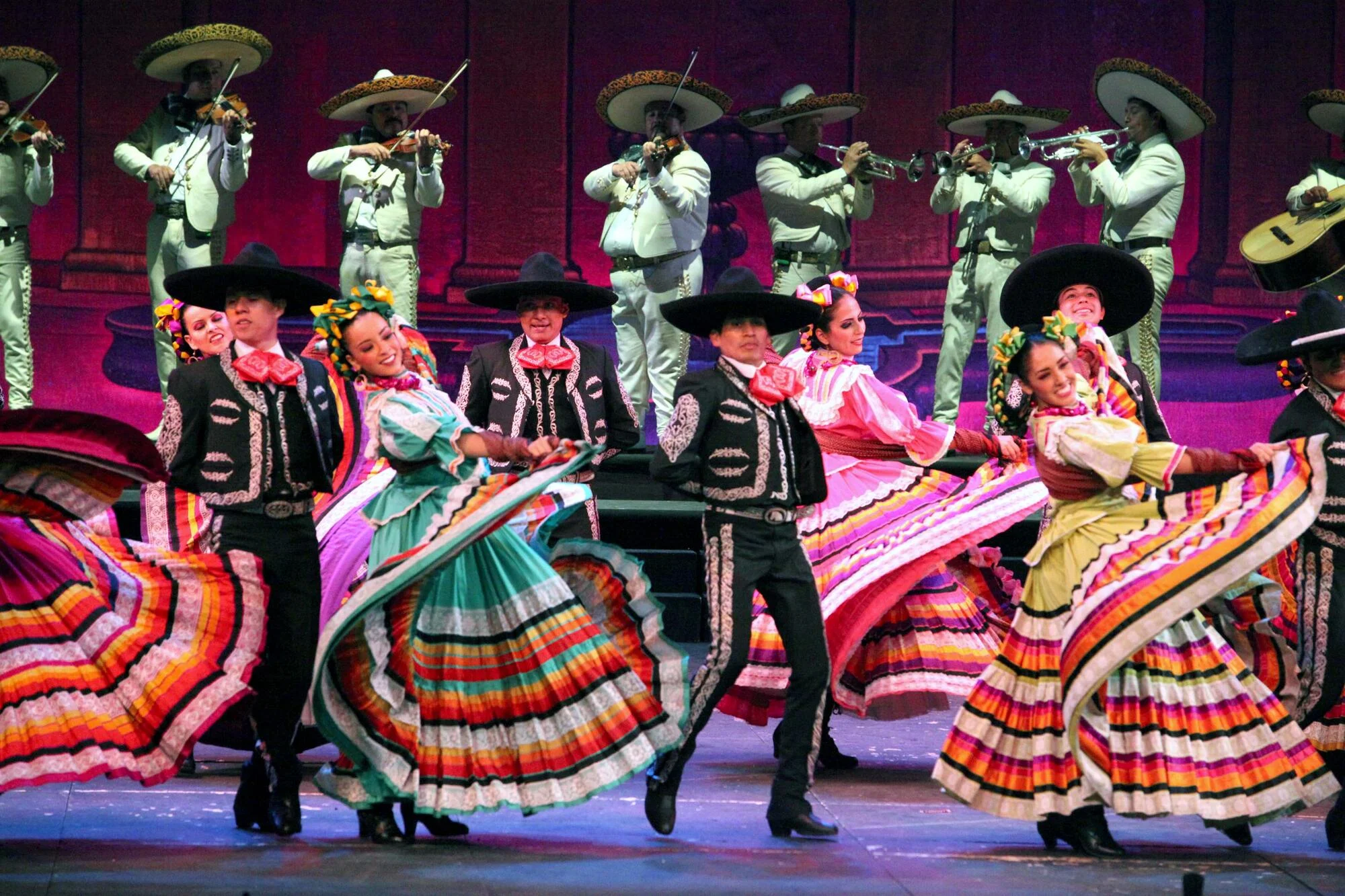 Bailarines el jarabe tapatio con trajes Bailarines el jarabe tapatío con trajes