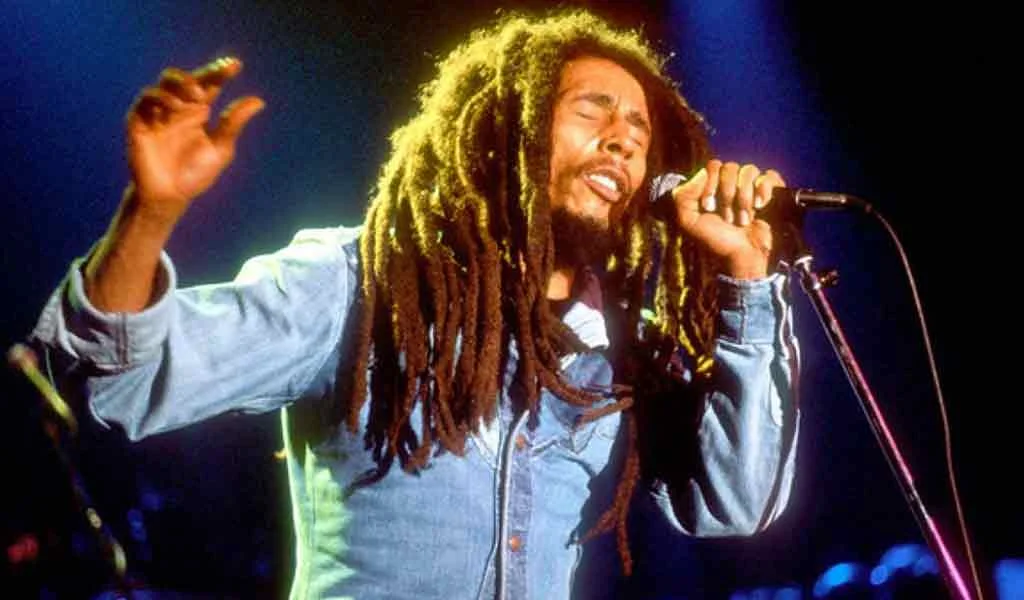 Bob Marley cantando en un concierto historico Bob Marley cantando en un concierto histórico