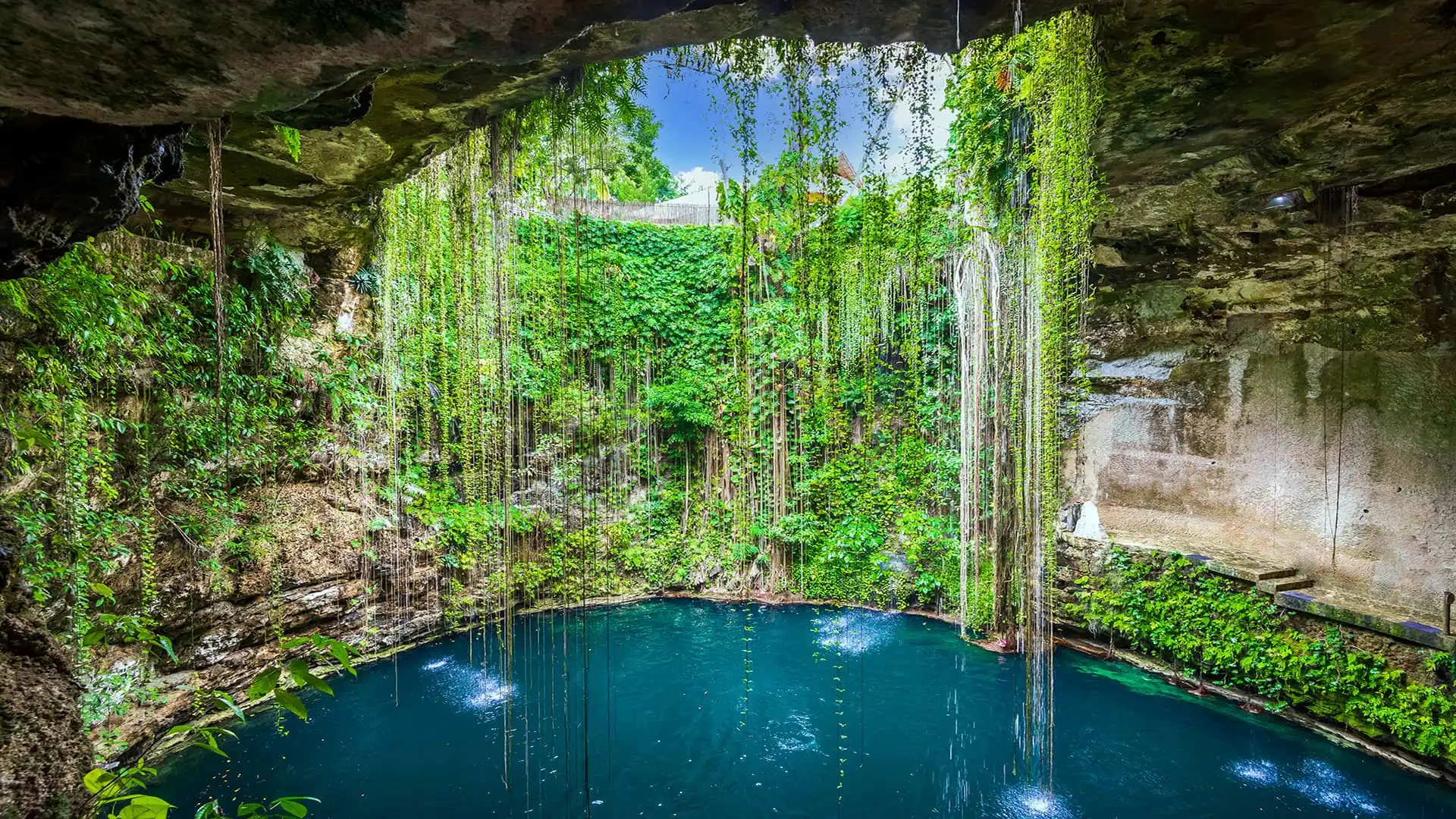 Cenote sagrado para rituales en Chichen Itza Cenote sagrado para rituales en Chichén Itzá