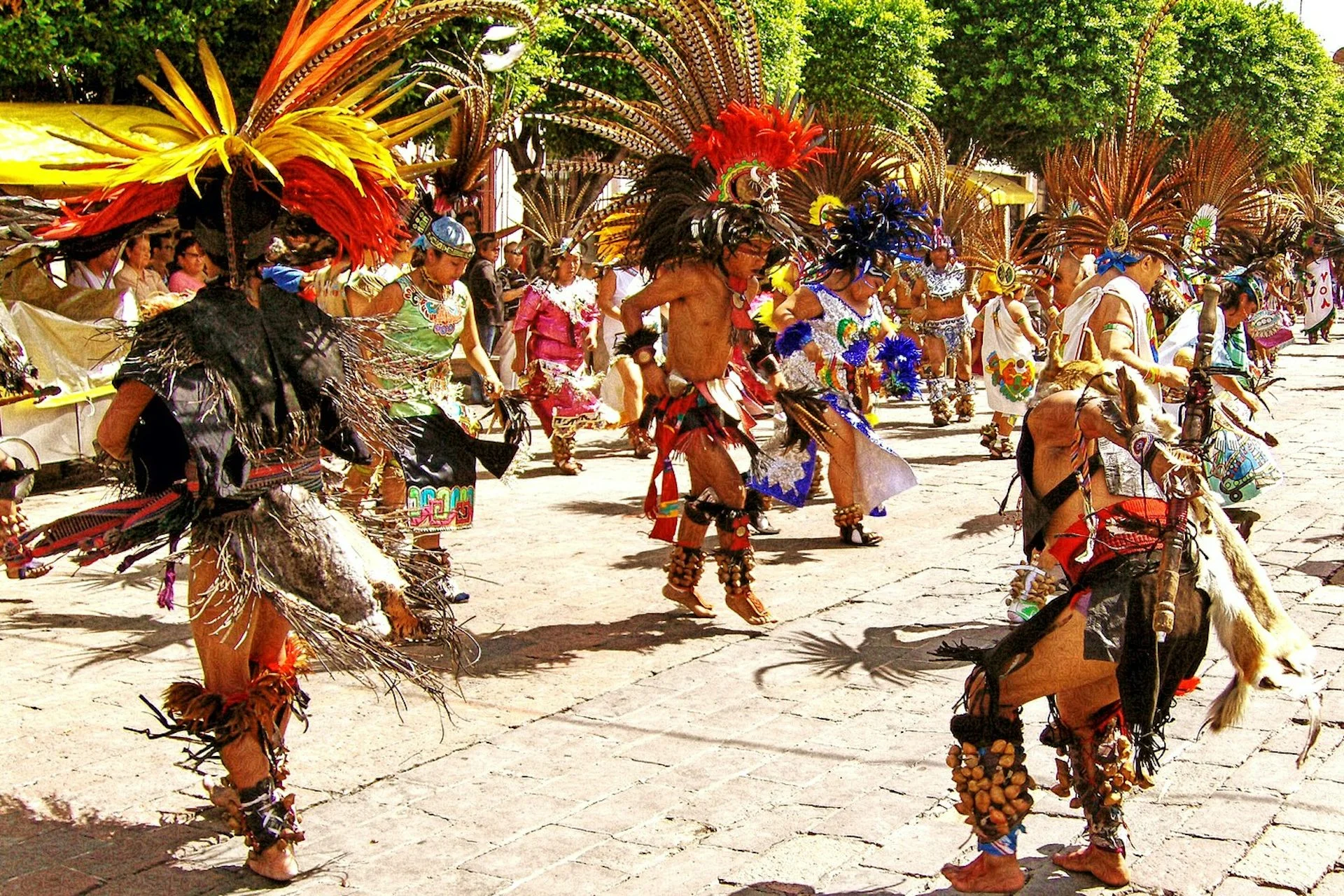 Danzante mexica con penacho tradicional realizando un ritual Danzante mexica con penacho tradicional realizando un ritual