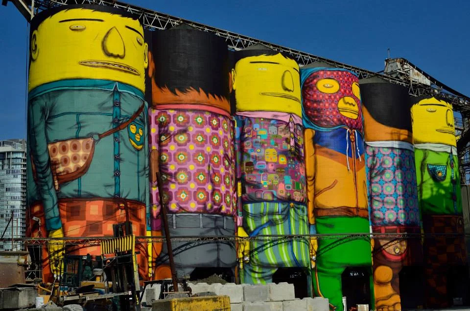 Detalle de mural de Os Gemeos en una ciudad latinoamericana Detalle de mural de Os Gemeos en una ciudad latinoamericana