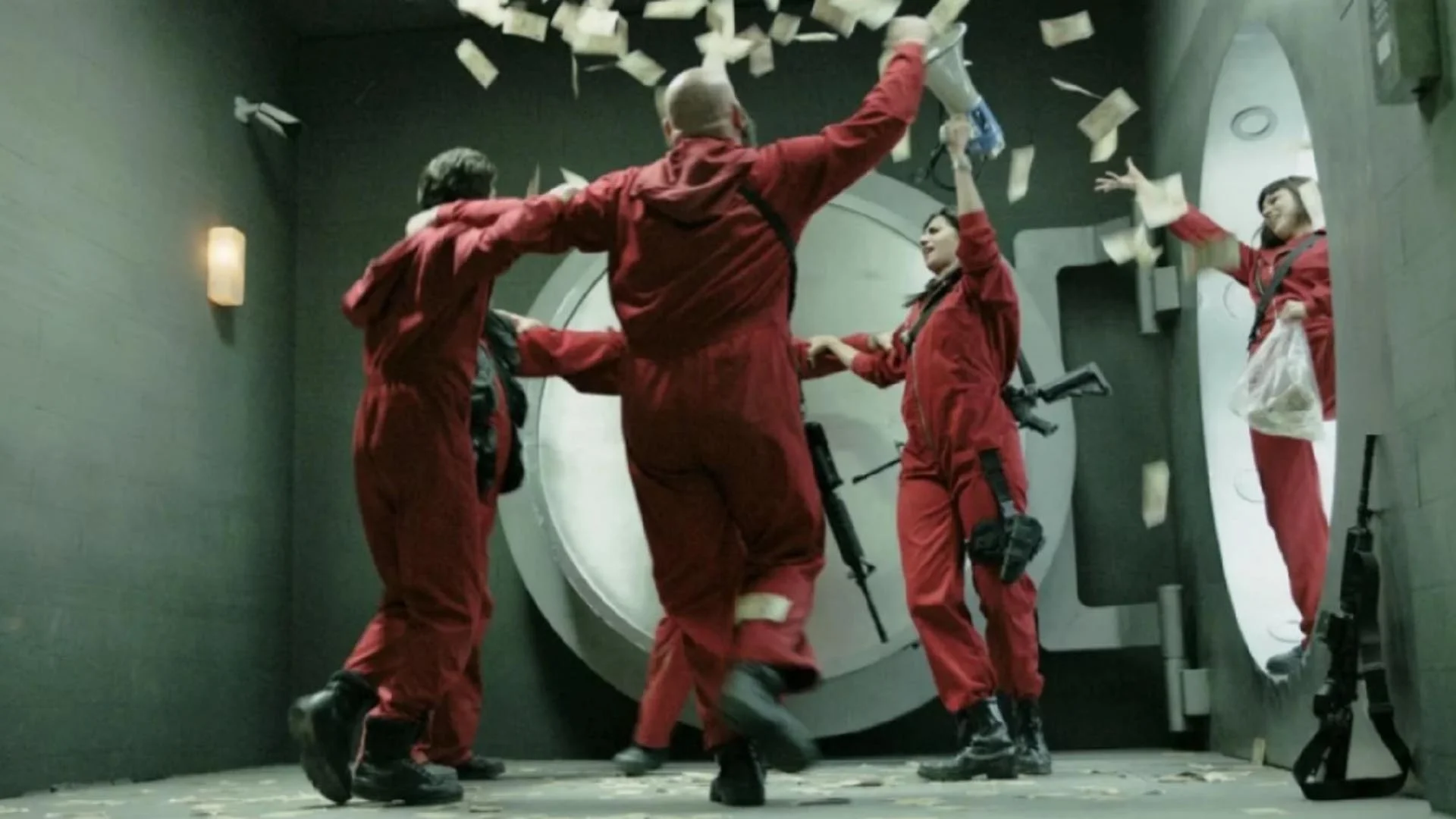 Escena iconica de La casa de papel donde cantan Bella Ciao Escena icónica de La casa de papel donde cantan Bella Ciao