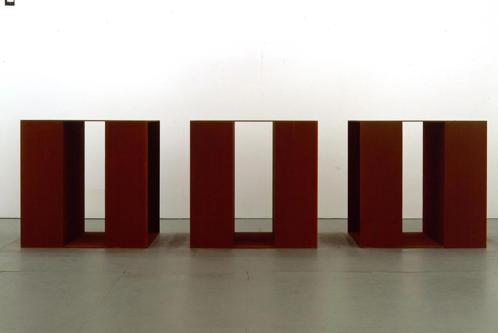 Esculturas de cajas metalicas de Donald Judd instaladas en serie Esculturas de cajas metálicas de Donald Judd instaladas en serie