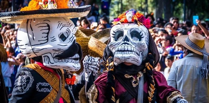 Estudiantes creando calaveritas literarias Estudiantes creando calaveritas literarias