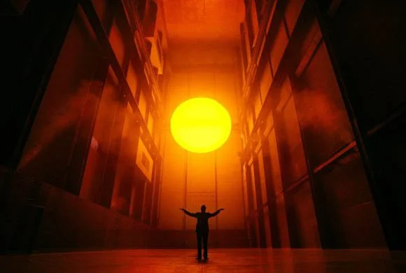 Instalacion Cuace de Olafur Eliasson con luces y niebla Instalación Cuace de Olafur Eliasson con luces y niebla