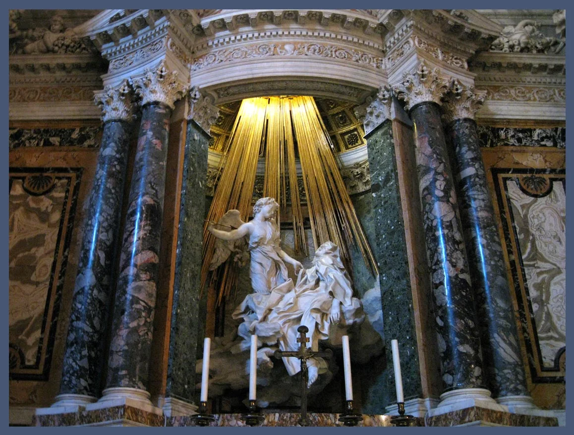 Interior de iglesia barroca con juegos de luz y sombra