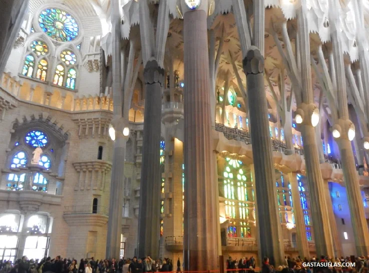 Interior luminoso con columnas arborescentes en Sagrada Familia Interior luminoso con columnas arborescentes en Sagrada Familia