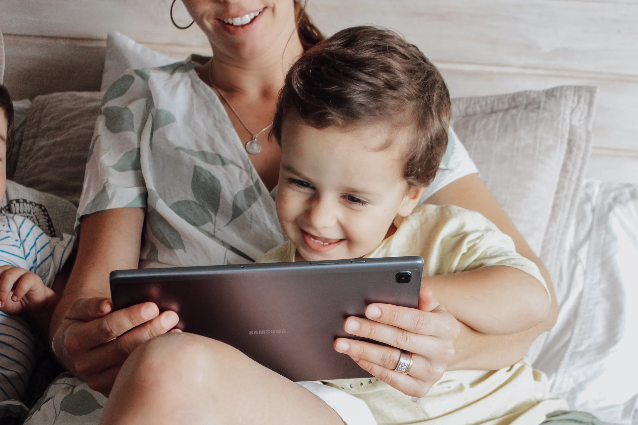 Nina usando una tablet bajo la supervision de un adulto scaled Niña usando una tablet bajo la supervisión de un adulto