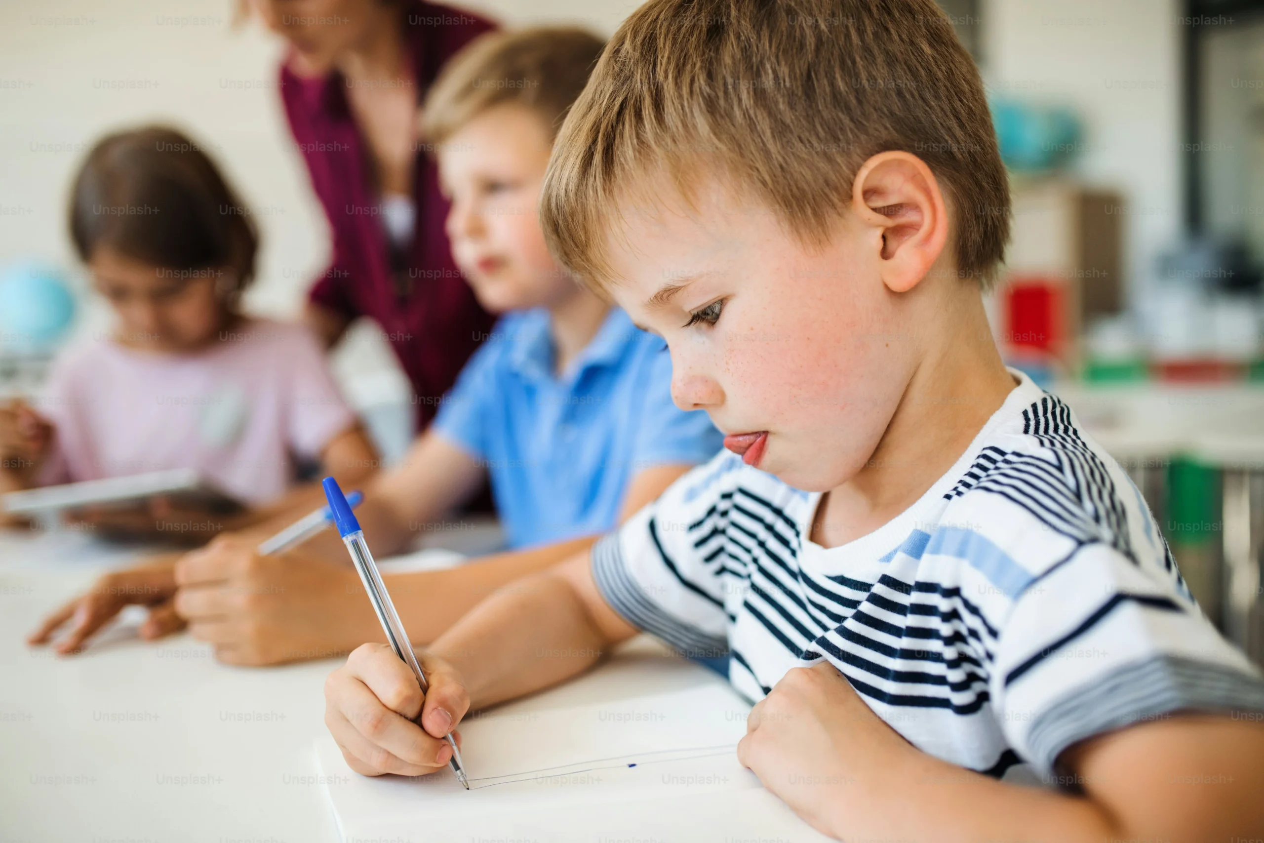 Ninos escribiendo bombas hondurenas en clase scaled Niños escribiendo bombas hondureñas en clase