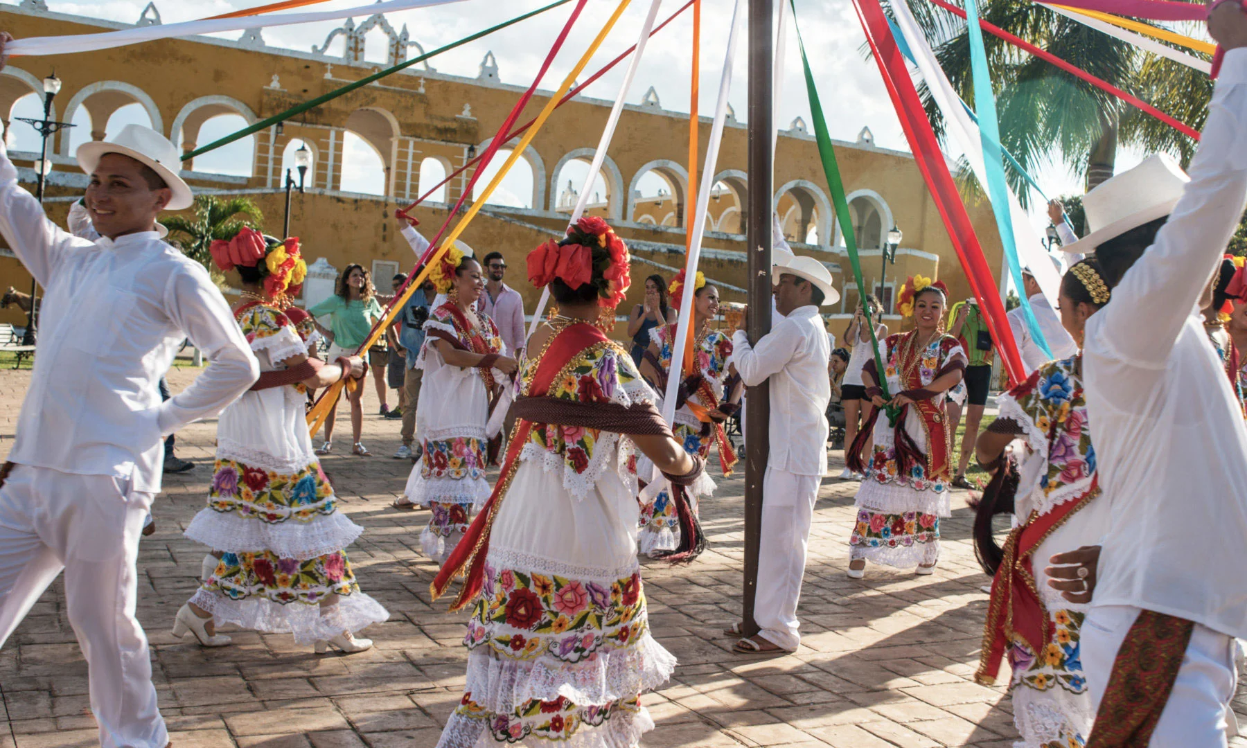 Pareja bailando jarana yucateca durante feria local Pareja bailando jarana yucateca durante feria local
