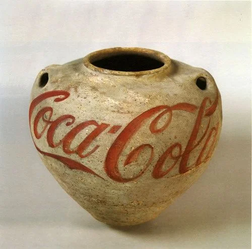 Urna antigua china de la dinastia Han con pintado rojo del logo Coca Cola por Ai Weiwei Urna antigua china de la dinastía Han con pintado rojo del logo Coca-Cola por Ai Weiwei