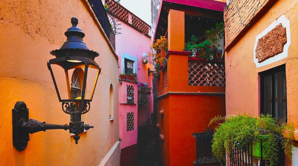 Vista estrecha del callejon del beso en el centro de Guanajuato Vista estrecha del callejón del beso en el centro de Guanajuato