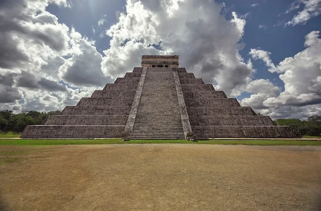 Vista frontal Piramide de Kukulkan en Chichen Itza Vista frontal Pirámide de Kukulkán en Chichén Itzá