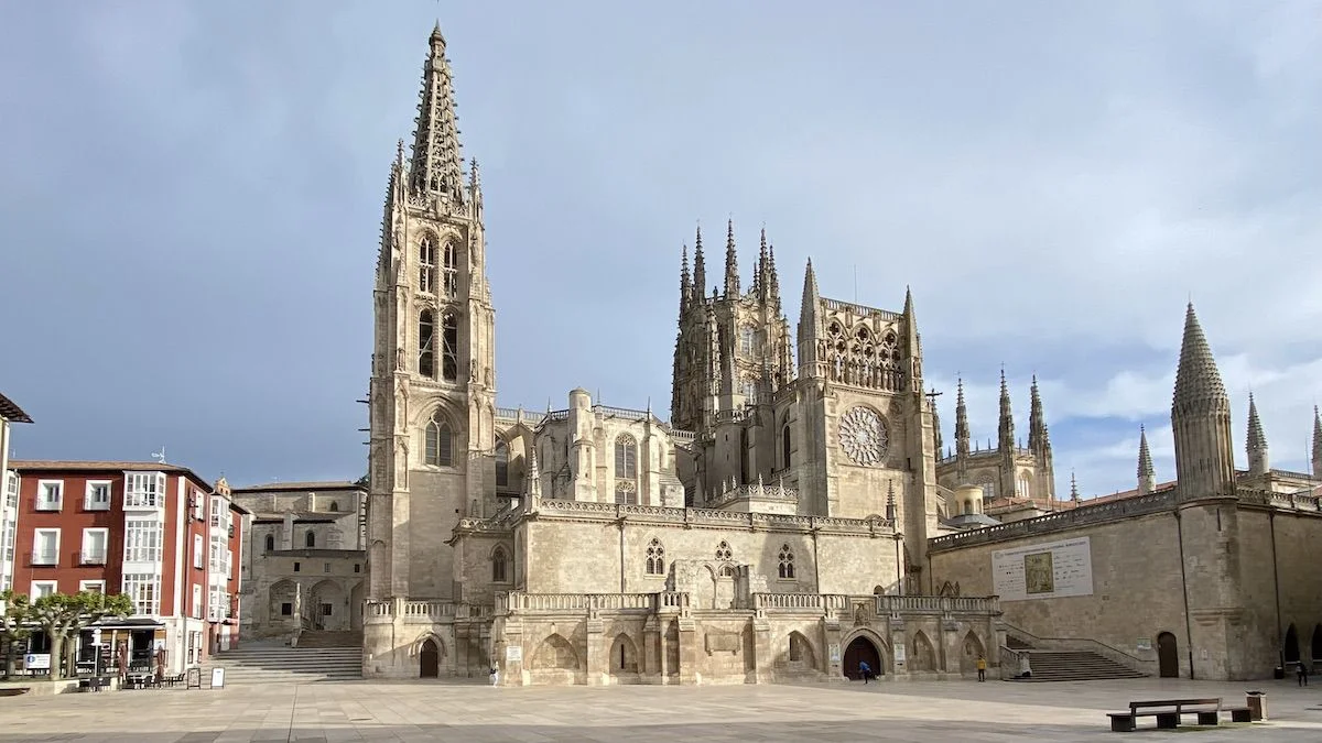 Vista panoramica de la catedral de Burgos y sus agujas goticas Vista panorámica de la catedral de Burgos y sus agujas góticas