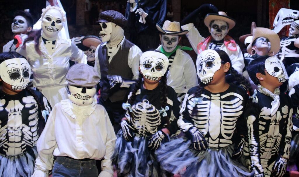 ninos leyendo calaveritas Niños calaveritas literarias durante Día de Muertos