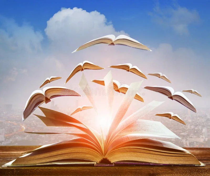 Leyendo libro absorbiendose en otro mundo literario Leyendo libro absorbiéndose en otro mundo literario