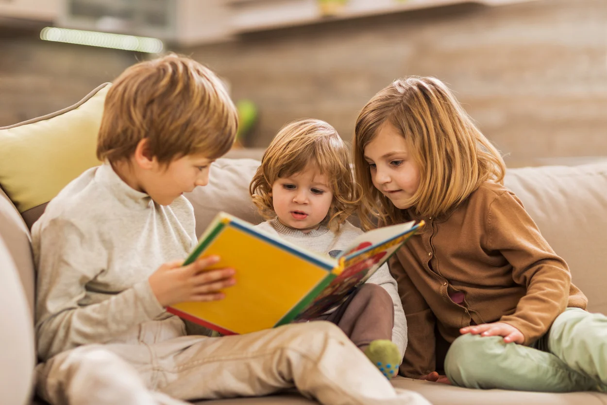 Ninos leyendo cuentos largos juntos Niños leyendo cuentos largos juntos
